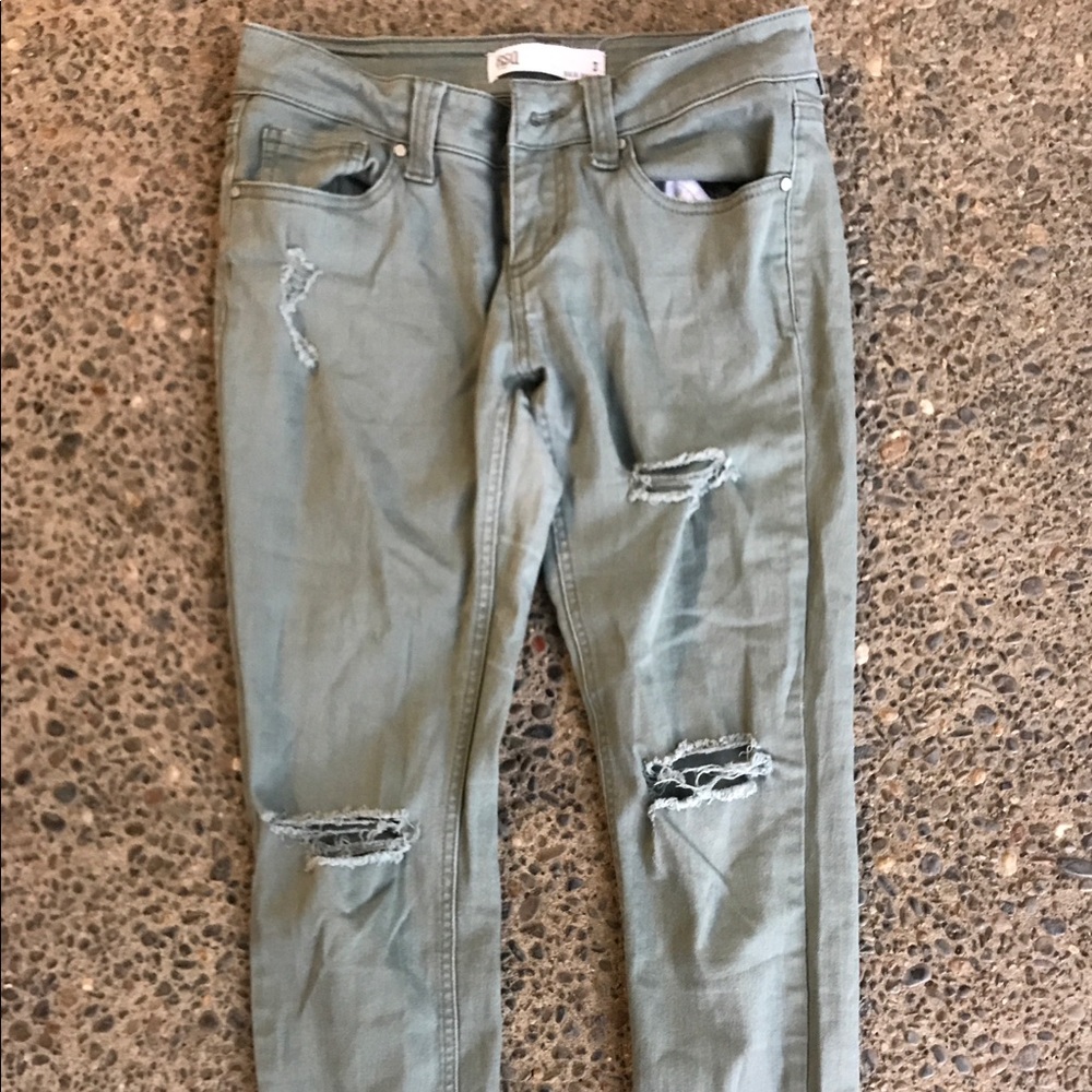 So cute olive green ripped jeans!